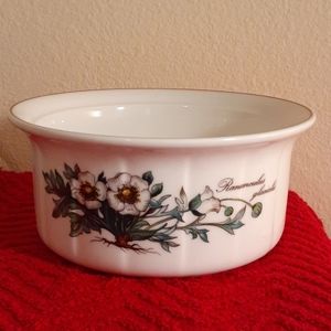 Villeroy & Boch 6 inch serving bowl/souffle china